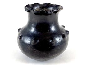 black vase shaped pot
