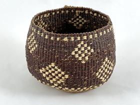 black basket with light diamonds design